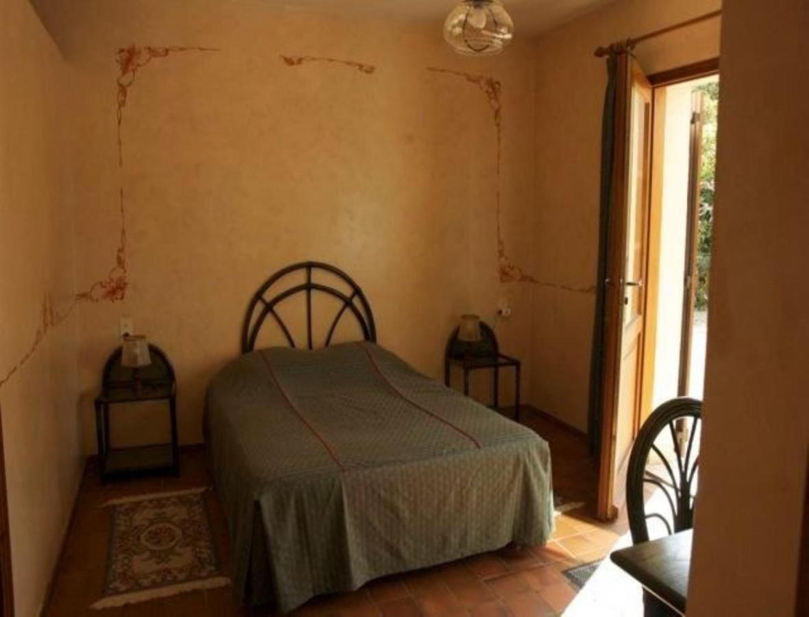Chambres D'Hotes Les Pierries Vézannes Habitación foto